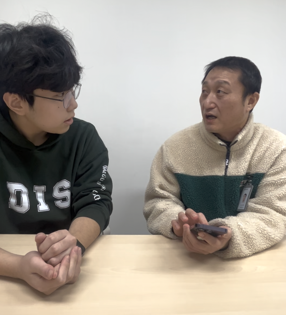 Oliver Park receiving app feedback from the team leader at Daegu Braille Library